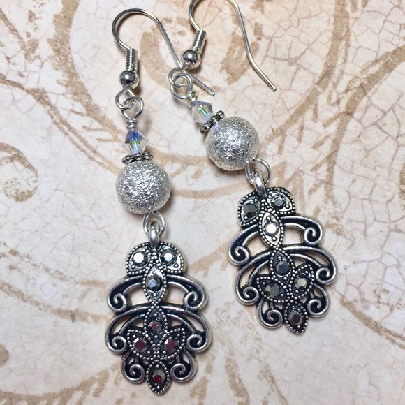 Black rhinestone & silver stardust long earrings - Picture 4 of 8